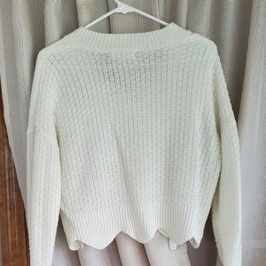 White crochet sweater with pretty detail By No Comment